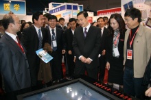 教育部高教司司長張大良、北京工業大學校長郭廣生、北京市教委高教處處長黃侃、國家級實驗教學示范中心聯系會主任張新祥、國家級實驗教學示范中心聯系會經管組組長朱孟楠、北京工商大學教務處處長張曉堂觀摩我校文科實踐中心自主開發的《經濟管理綜合實驗課程》的教學軟件多點觸屏。