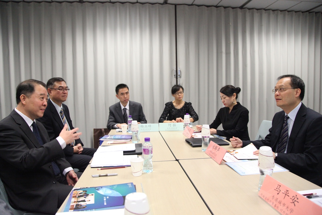 考察團與香港城市大學副校長座談